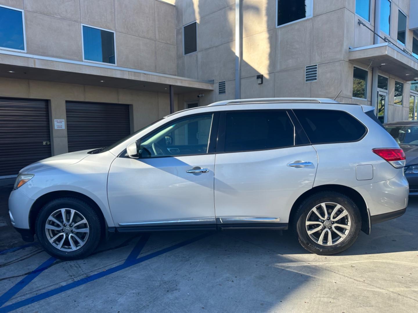 2015 Silver Nissan Pathfinder (5N1AR2MM6FC) , AUTOMATIC transmission, located at 30 S. Berkeley Avenue, Pasadena, CA, 91107, (626) 248-7567, 34.145447, -118.109398 - Photo#1